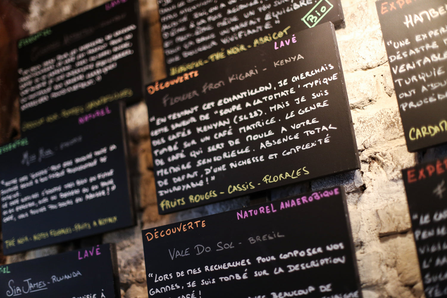 Affiche murale du Coffee Lab avec la description des différents cafés de spécialités vendus. 