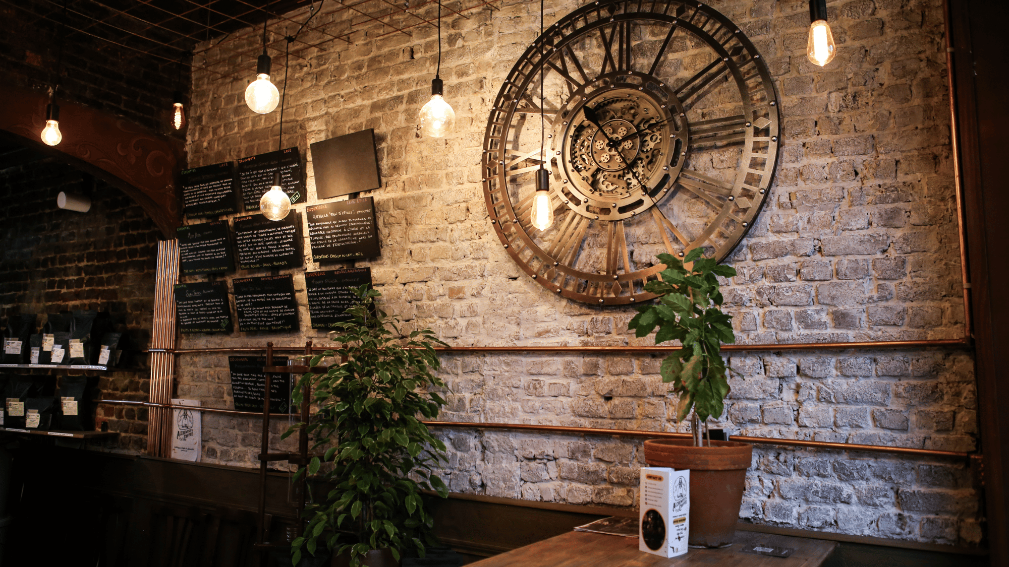 L'intérieur du Coffee Shop de cafe de spécialité Alchemists Coffee à Bruxelles de style steampunk