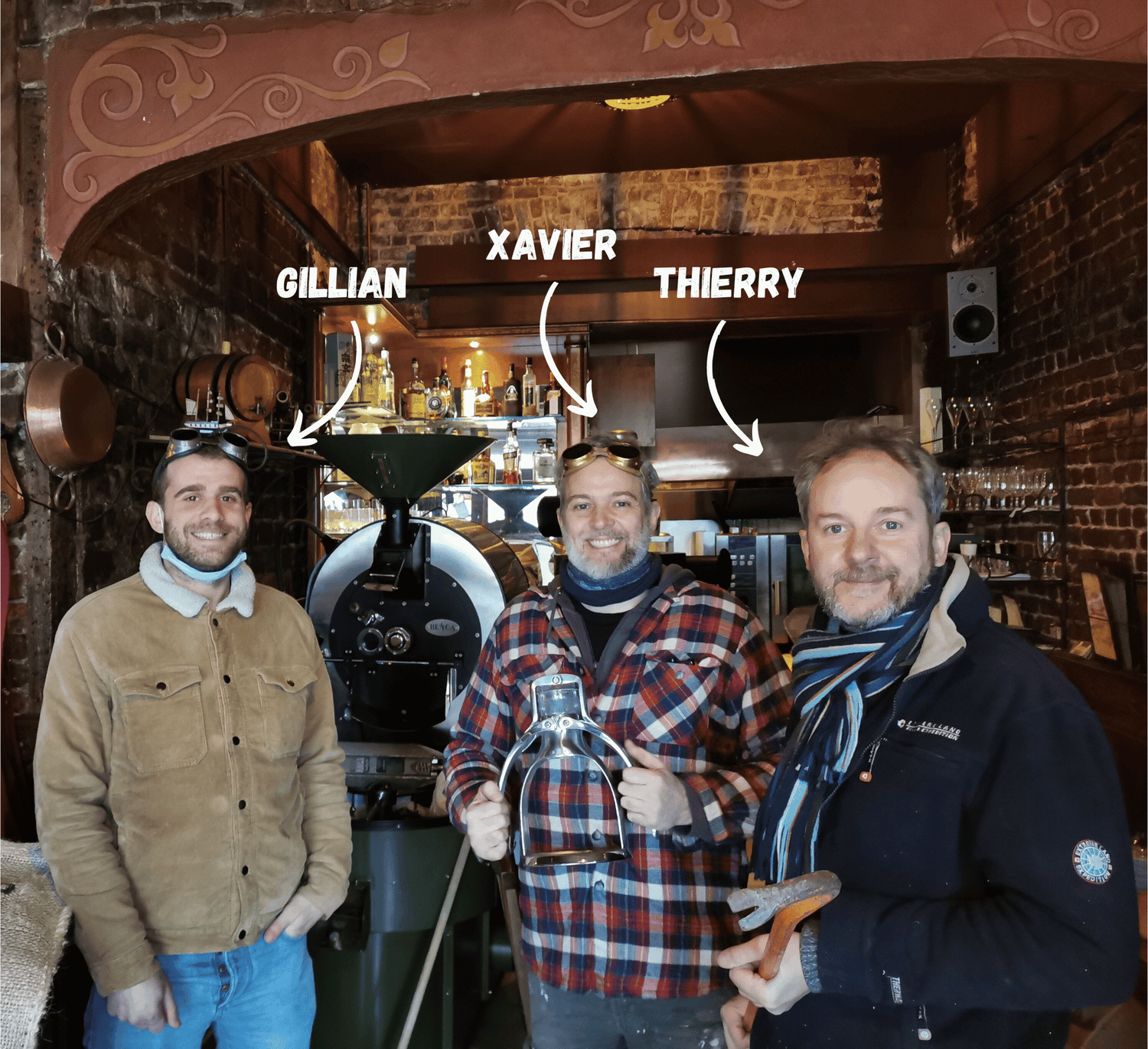 equipe d'alchemists coffee dans le coffee lab à bruxelles pendant les travaux